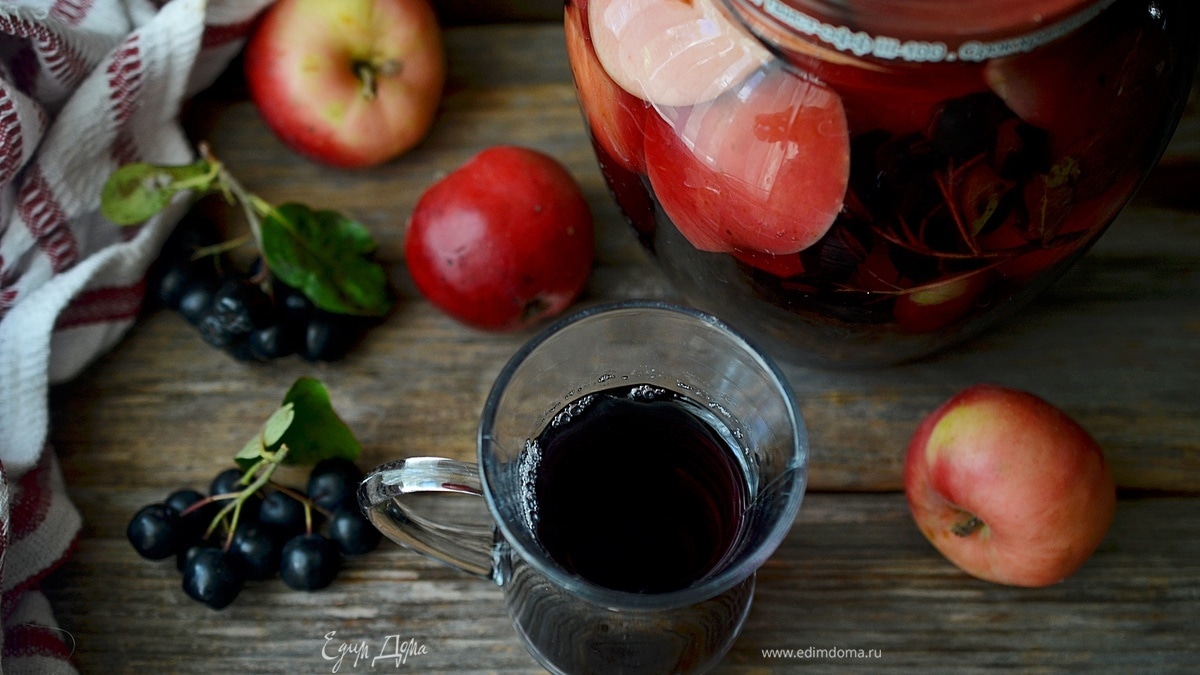 Яблочный компот с черноплодкой и мятой