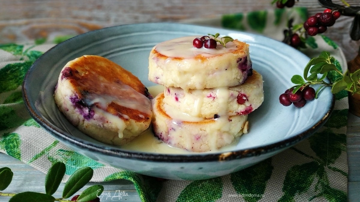 Сырники с брусникой и черникой