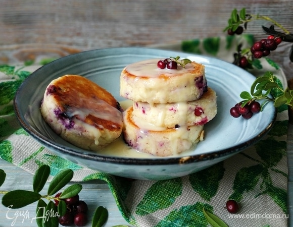 Сырники с брусникой и черникой