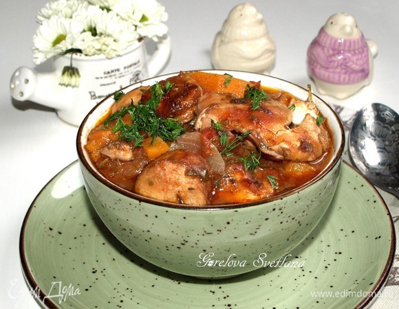 Курица, томленная с бататом и домашней колбасой Курица, томленная с бататом и домашней колбасой