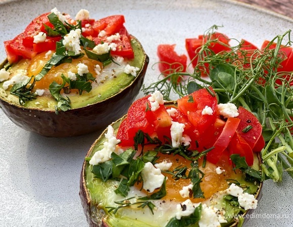 Яйца, запеченные в авокадо Яйца, запеченные в авокадо