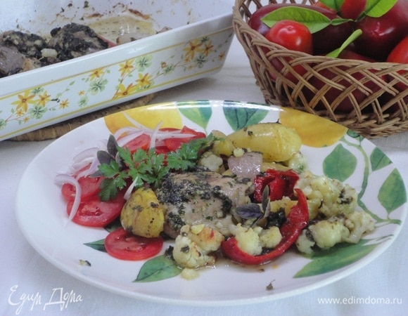 Курица с овощами под зеленым соусом Курица с овощами под зеленым соусом