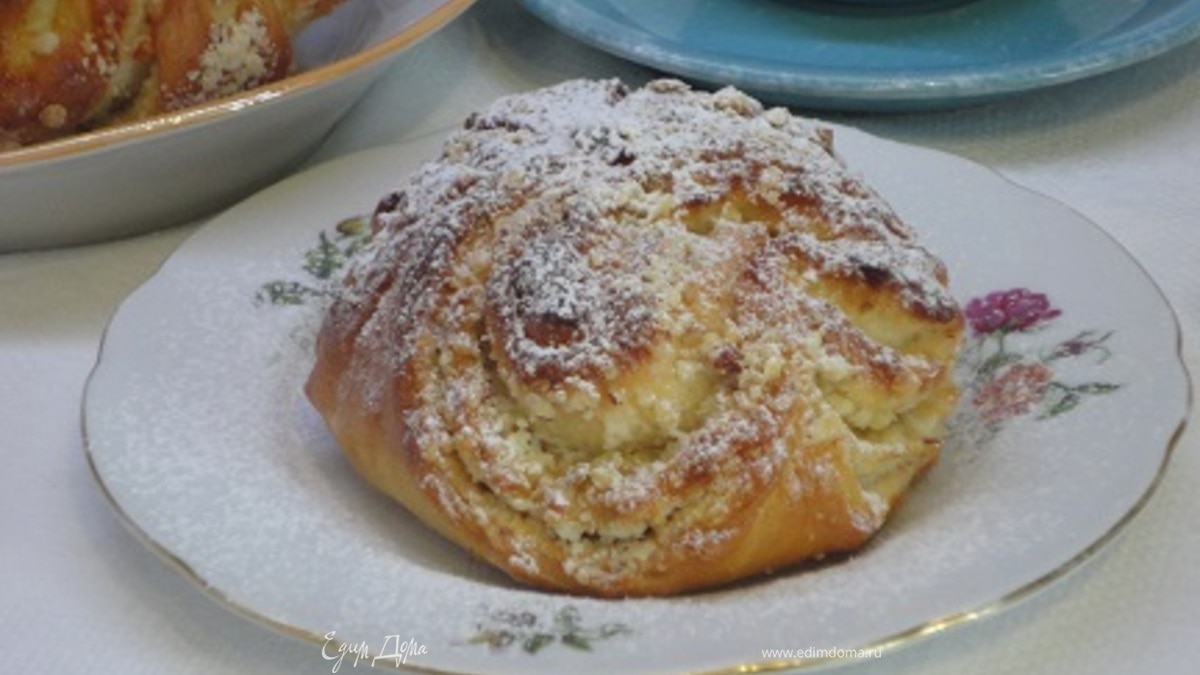 Слойки с ореховым штрейзелем