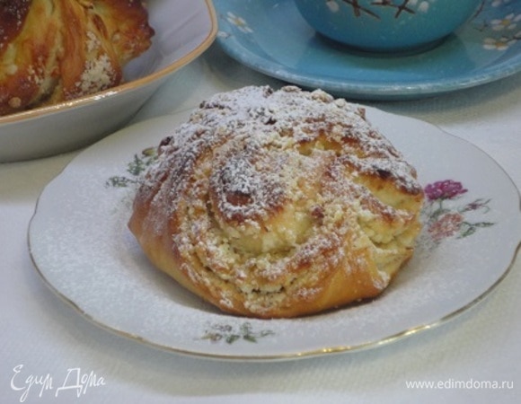 Слойки с ореховым штрейзелем