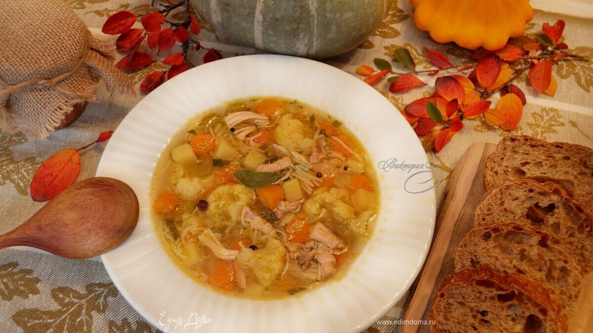 Куриный суп с овощами и вермишелью