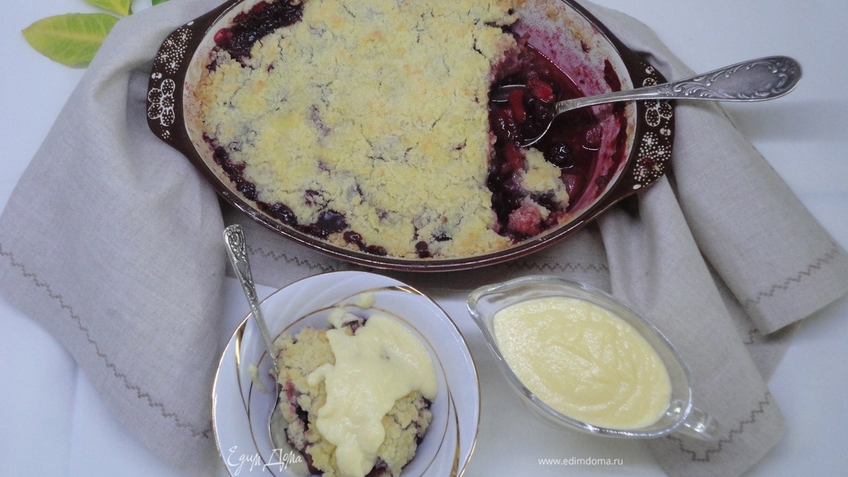 Грушево-ягодный крамбл