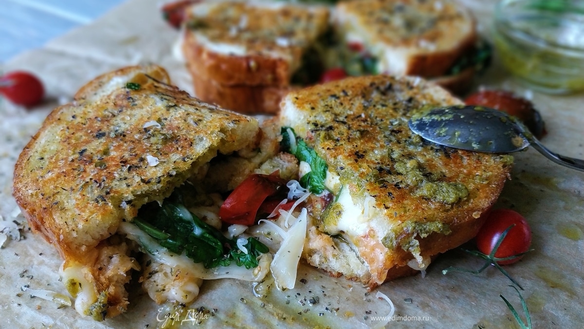 Горячие бутерброды с соусом песто