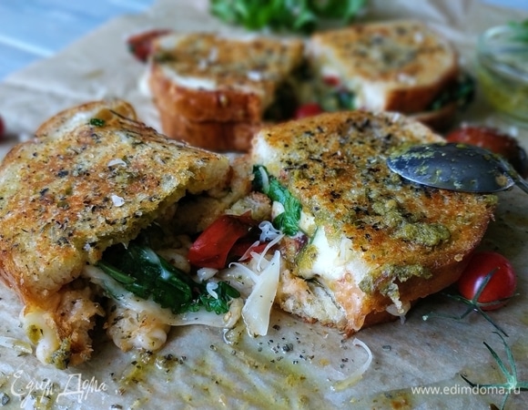 Горячие бутерброды с соусом песто