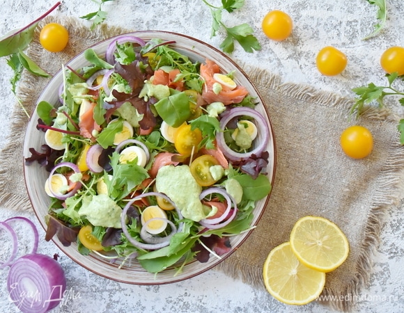 Салат с форелью под зеленым соусом