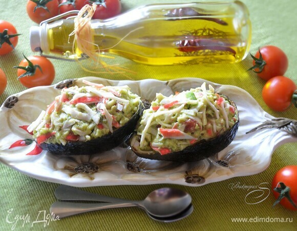 Салат с крабовыми палочками в лодочках из авокадо