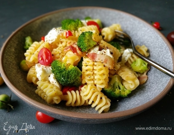 Салат с макаронами, беконом и фетой Салат с макаронами, беконом и фетой