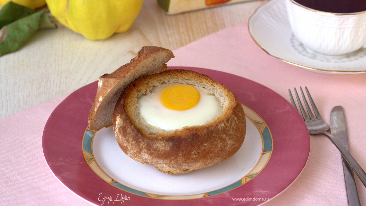 Яйцо с овощами в булочке