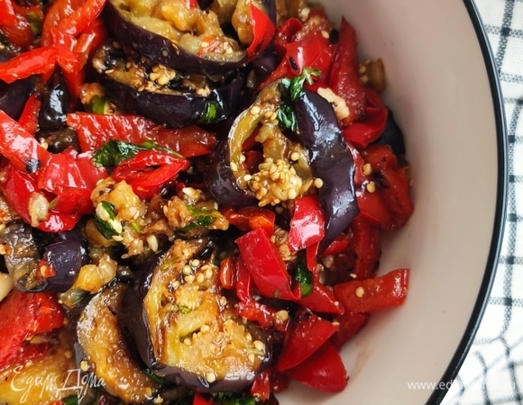 Теплый салат с баклажанами и сыром Теплый салат с баклажанами и сыром