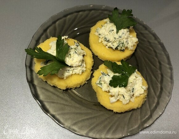 Закусочные тарталетки из поленты с сыром Закусочные тарталетки из поленты с сыром