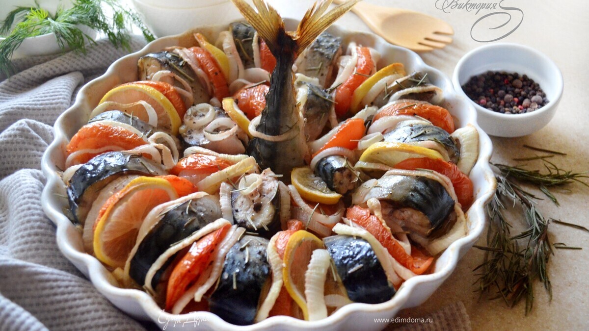 Скумбрия, запеченная с овощами и лимоном