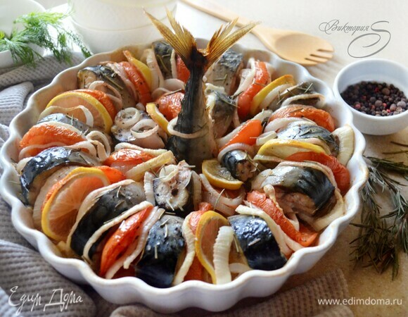 Скумбрия, запеченная с овощами и лимоном