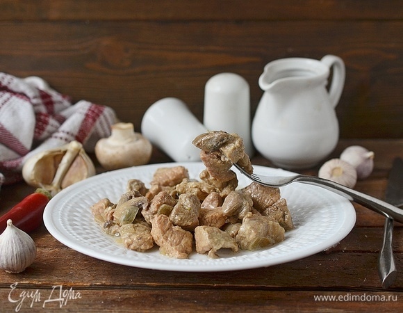 Свинина, тушенная с грибами в мультиварке