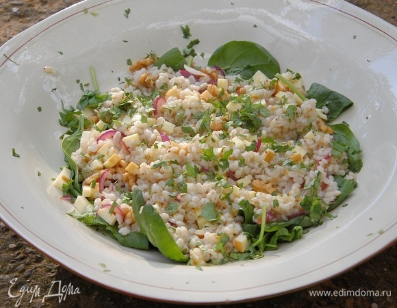 Теплый салат из перловки с копченым сыром, шпинатом и орехами