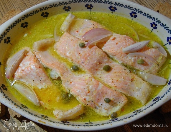 Семга с шалотом и каперсами в апельсиновом соусе 
