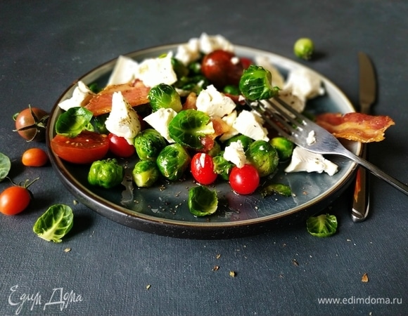 Салат с брюссельской капустой, фетой и беконом Салат с брюссельской капустой, фетой и беконом