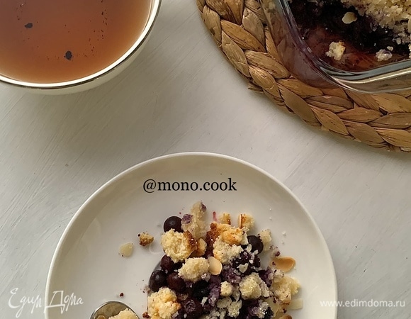 Миндально-кокосовый крамбл с черникой 