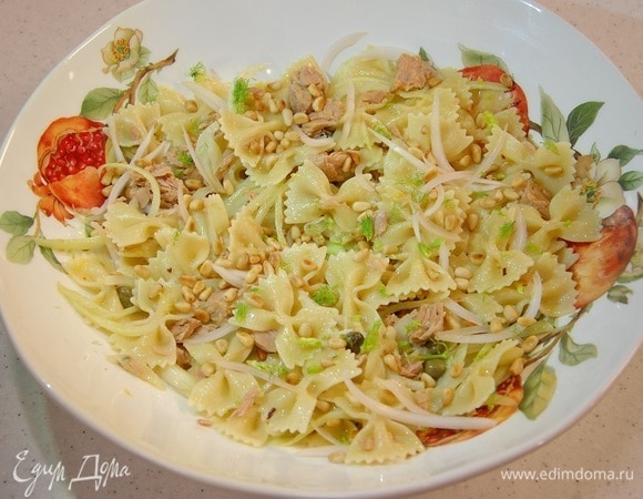 Фарфалле с тунцом, фенхелем и кедровыми орешками Фарфалле с тунцом, фенхелем и кедровыми орешками