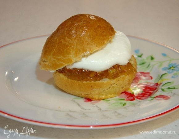 Домашние булочки с джемом и взбитыми сливками