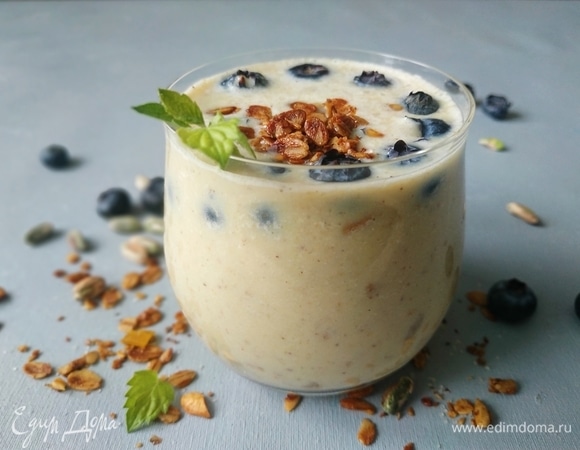 Банановый коктейль с гранолой 