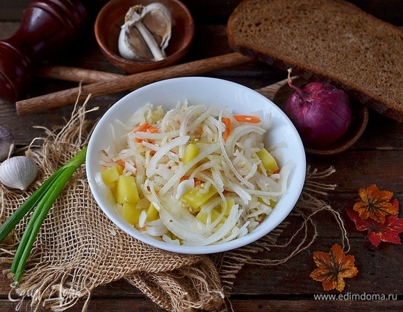Деревенский салат с квашеной капустой Деревенский салат с квашеной капустой
