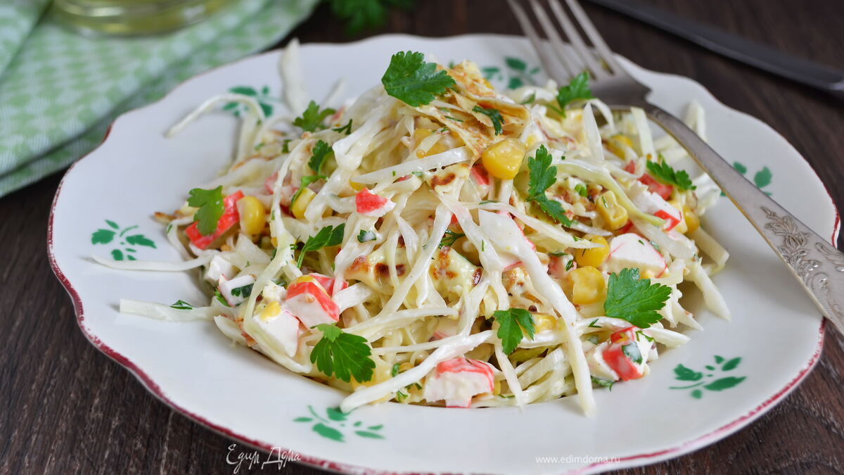 Салат с капустой и крабовыми палочками