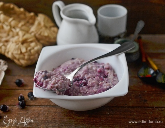 Овсяная каша с пряной смородиной