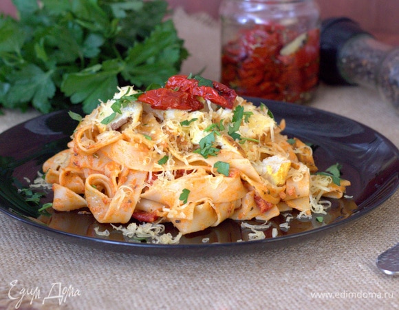 Феттучине с куриной грудкой и вялеными помидорами
