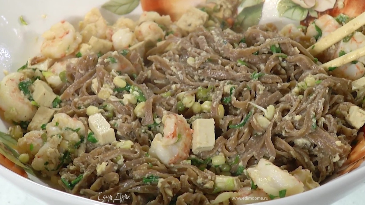 Пад-тай из гречневой лапши с креветками и тофу