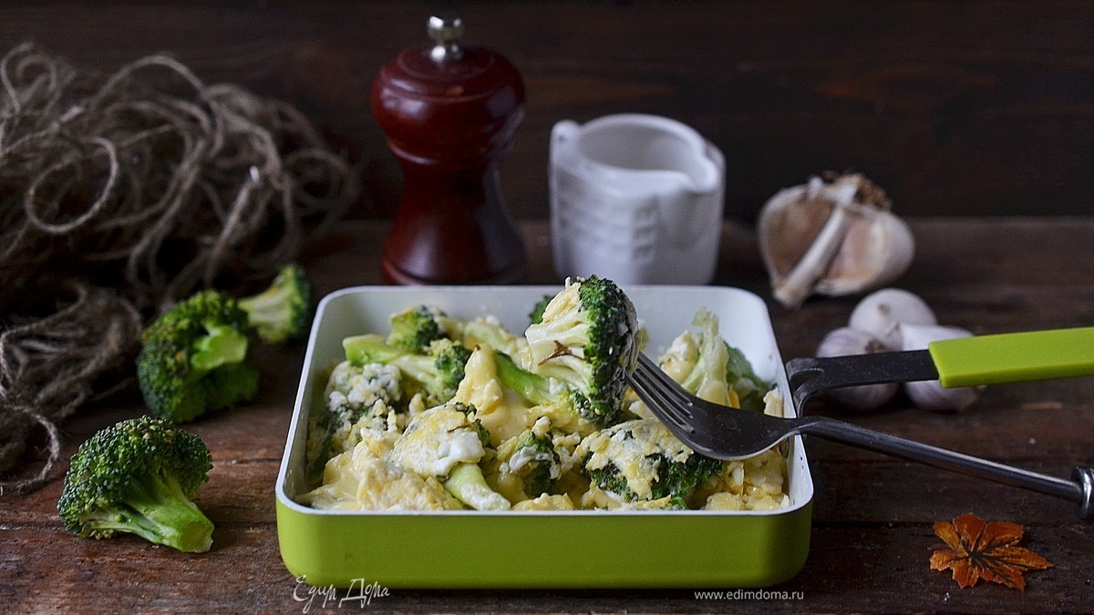Брокколи с яйцом и сыром на сковороде