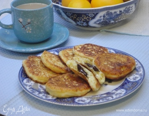 Творожные оладьи с шоколадной начинкой