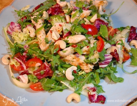 Салат с индейкой, кешью и молодым горохом