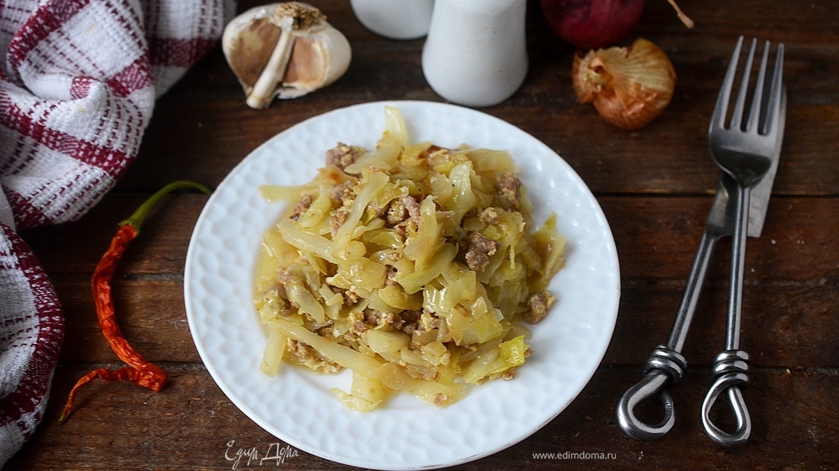 Жареная капуста с фаршем, сыром и яйцом