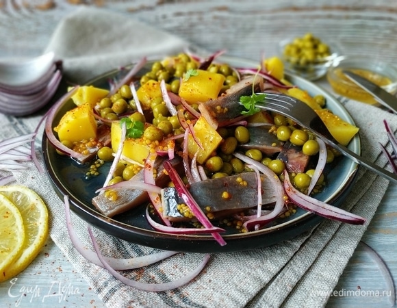 Салат с сельдью и зеленым горошком Салат с сельдью и зеленым горошком