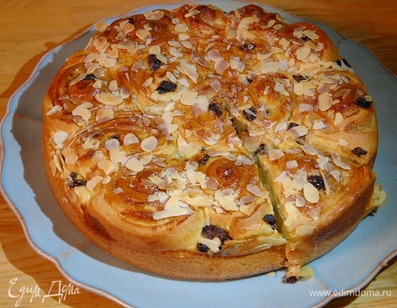 Сливочно-миндальный пирог с изюмом и кардамоном Сливочно-миндальный пирог с изюмом и кардамоном