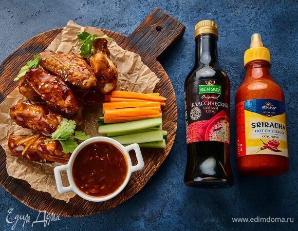 Остро-сладкие куриные крылышки с соусом шрирача