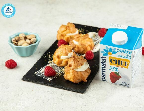 Профитроли с малиновым кремом и фисташками 