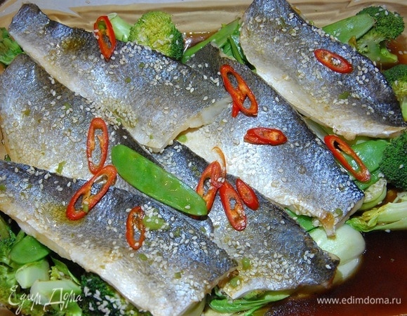 Сибас с зелеными овощами в кунжутно-соевом соусе