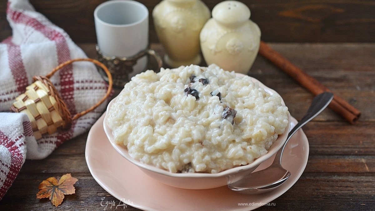 Молочная рисовая каша с черносливом