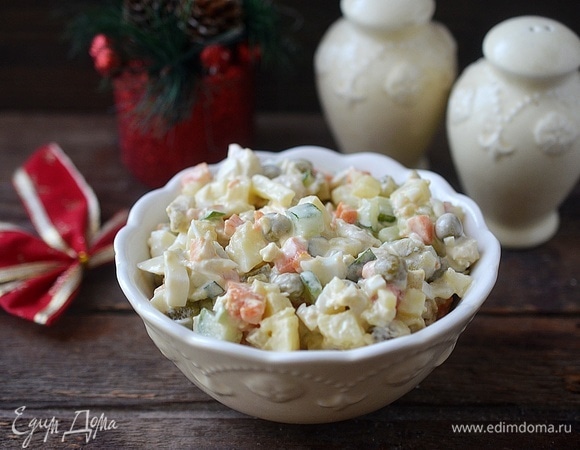 Оливье с курицей и яблоком