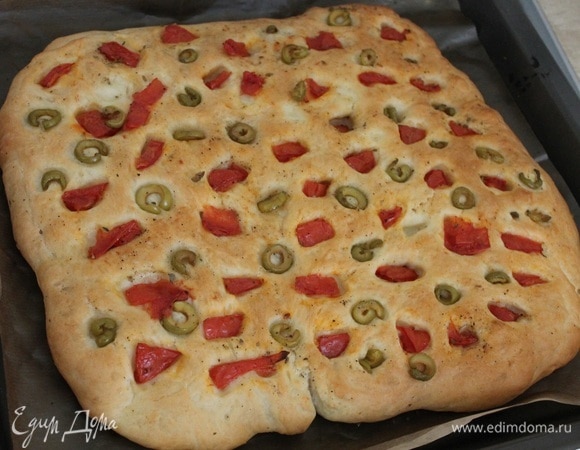 Домашняя лепешка с оливками и томатами