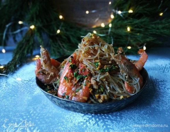 Фунчоза в пряном соусе с креветками и беконом