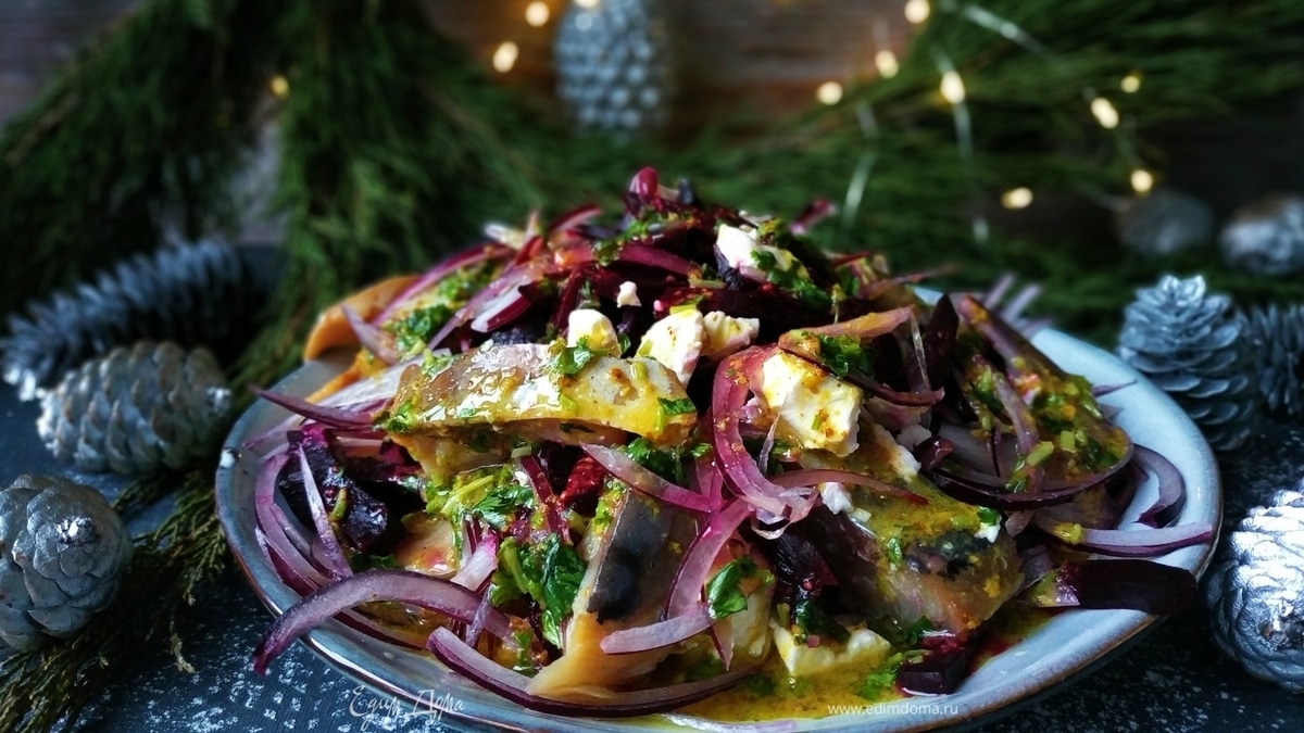 Салат с фетой, свеклой и скумбрией