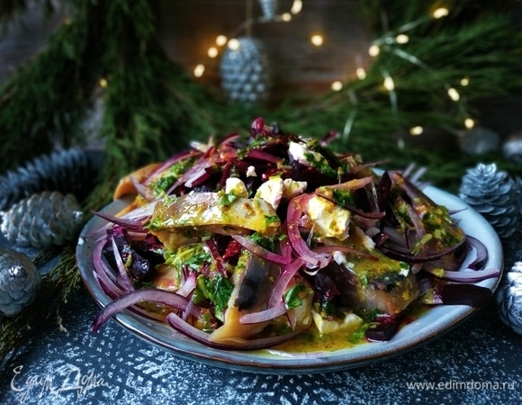 Салат с фетой, свеклой и скумбрией