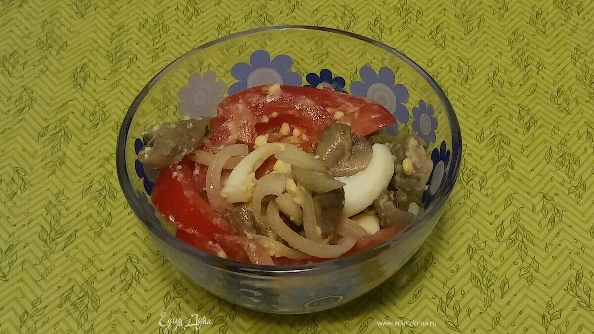 Грибной салат с помидором и яйцом