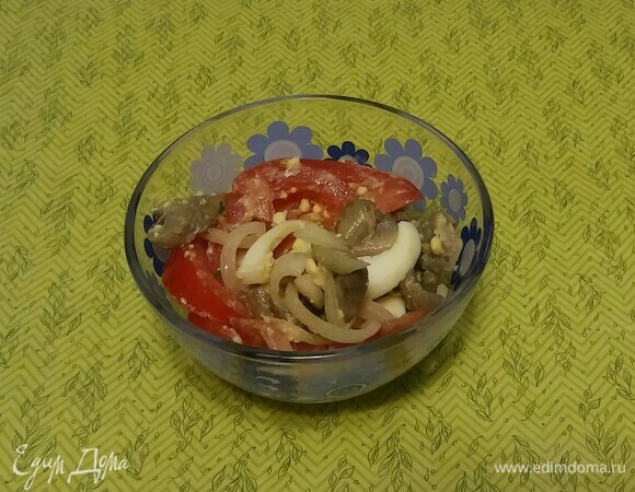 Грибной салат с помидором и яйцом Грибной салат с помидором и яйцом